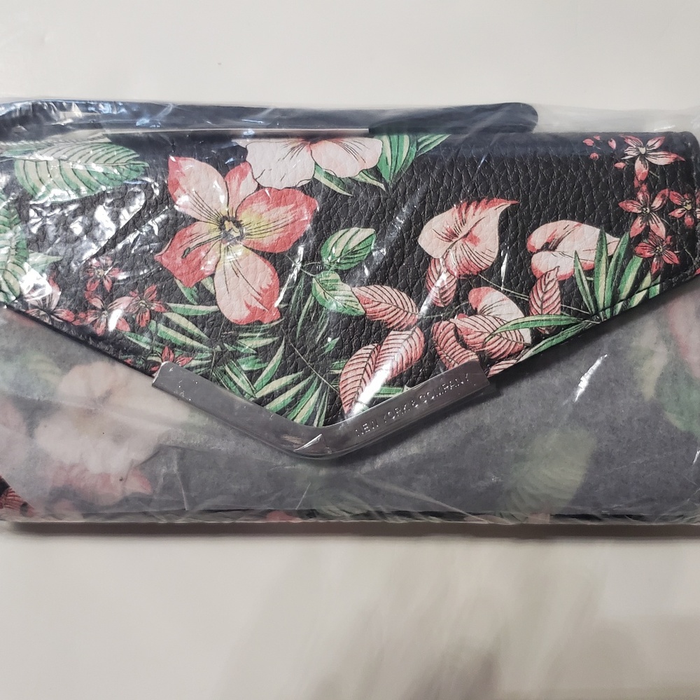 Envelope Black Floral Wallet - Picture 4 of 7